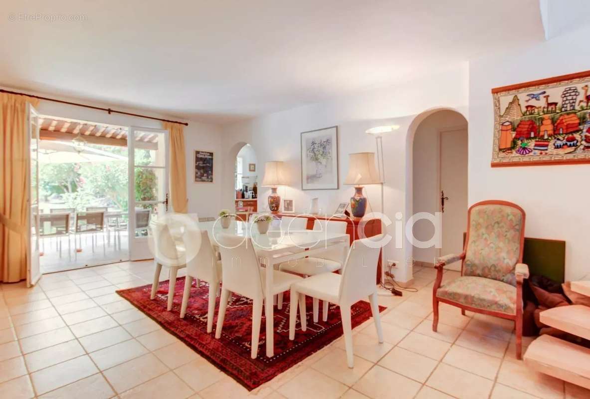 Maison à ROQUEFORT-LES-PINS