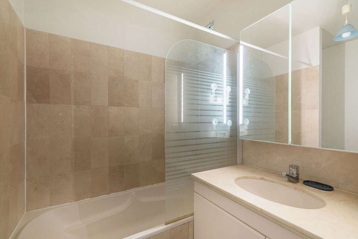 Appartement à PARIS-8E