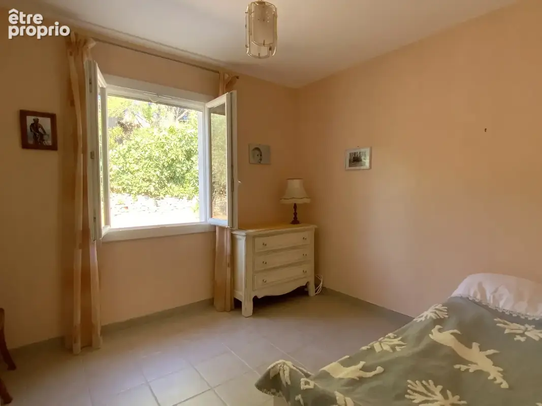 Uzès, Villa de plain pied sur terrain arboré avec piscine. - photo 16