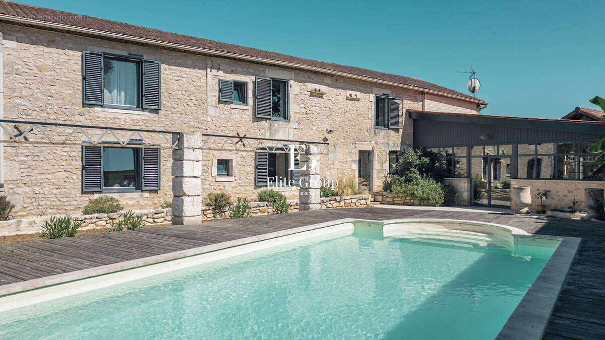A vendre - propriete proche d'angoulême - 9 pieces - 295m2 - photo 2