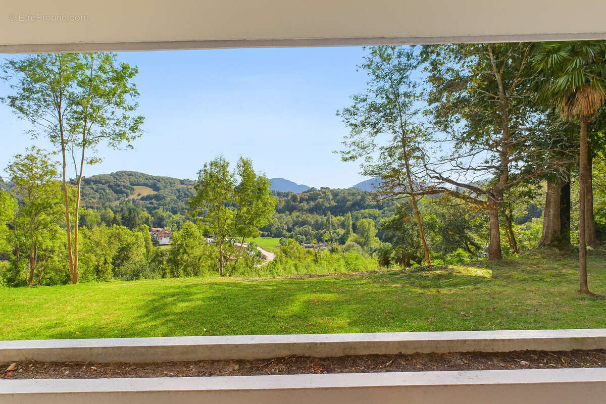 Cambo-les-Bains - Grand T2 de 64 m² avec terrasse, ascenseur et parking - photo 2