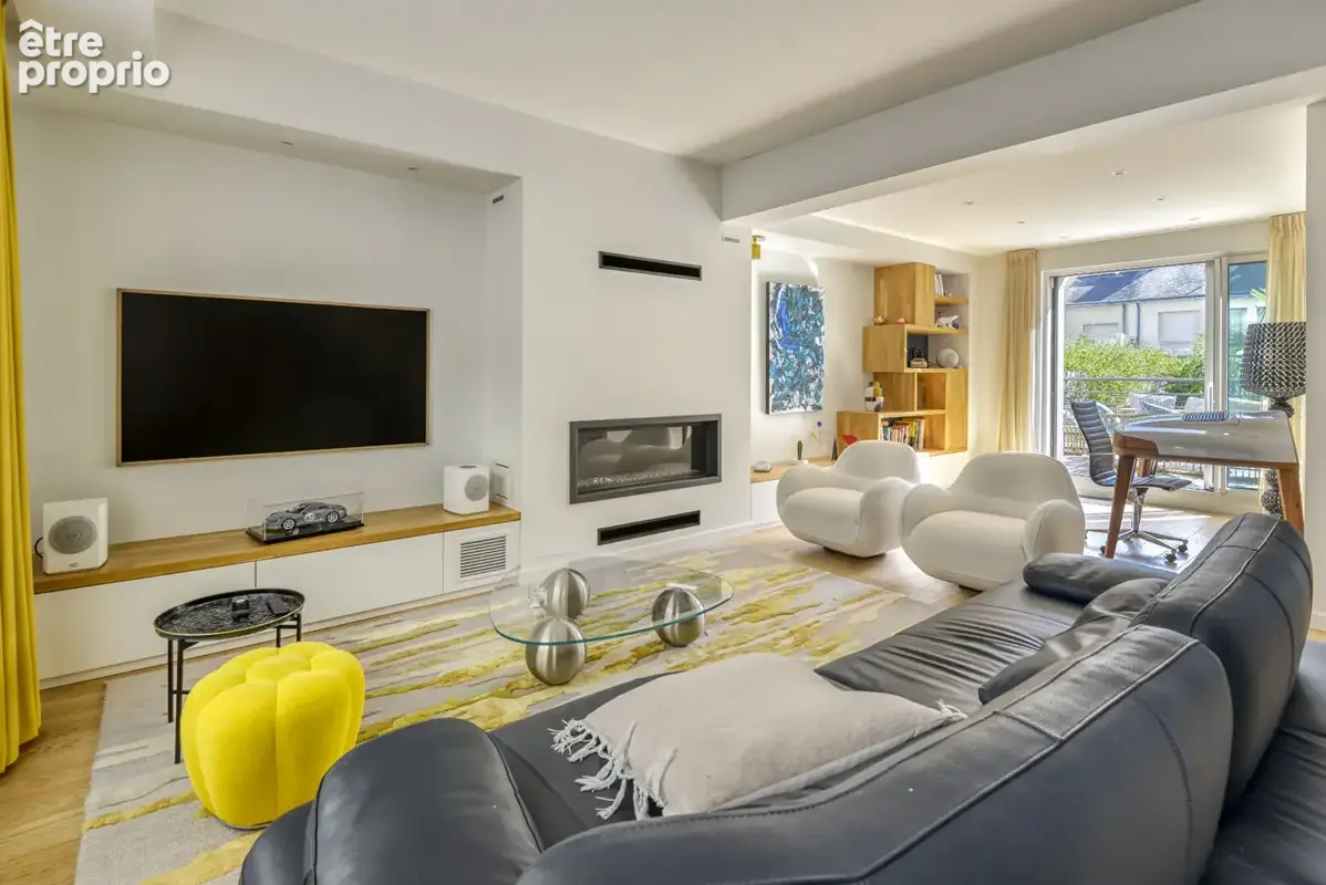 Maison très soignée de 185 m²  (215 m² au sol) entièrement rénovée en 2019 avec deux garages à proximité du quartier commerçant  - photo 4