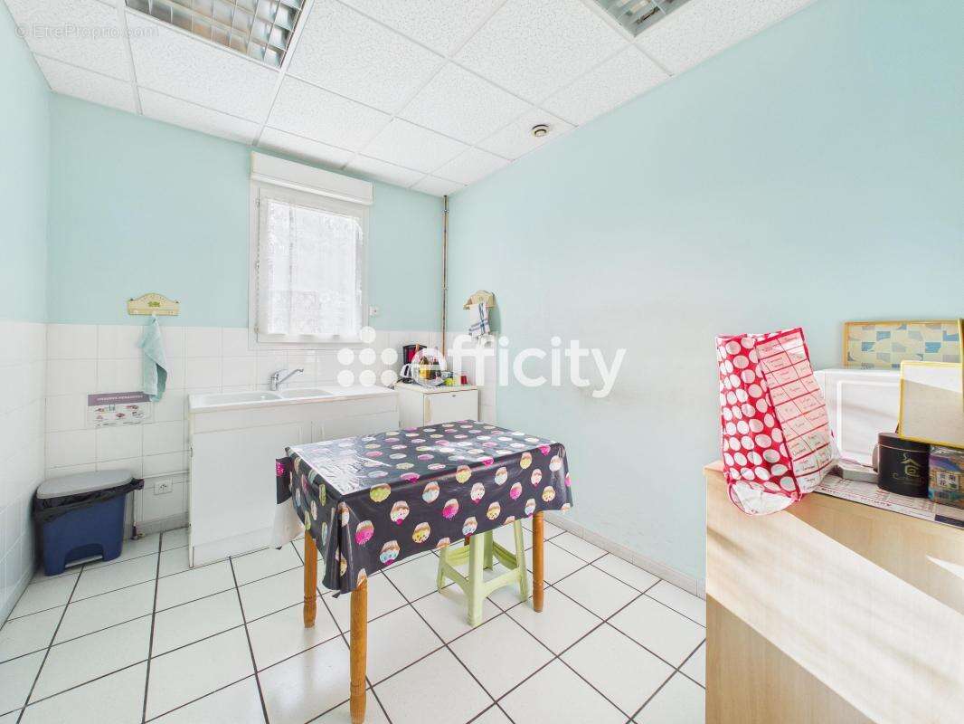 Commerce à SAINT-DENIS-LES-BOURG