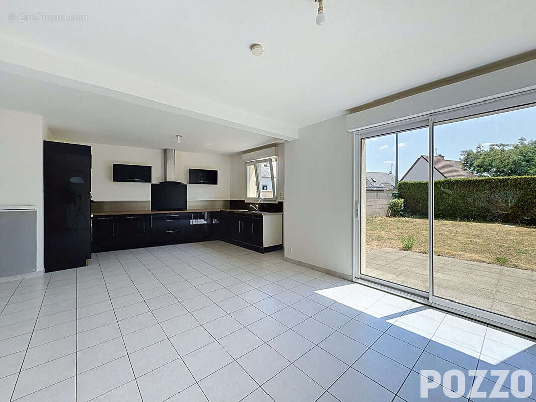 À VENDRE - Maison dans le bourg de Bréhal avec vie de plain-pied ! - photo 3