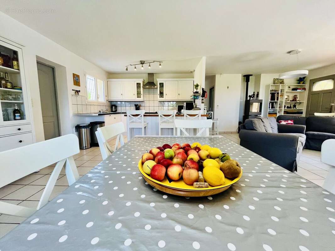Maison de plain-pied avec quatre chambres, beau jardin et terrasse couverte - photo 9