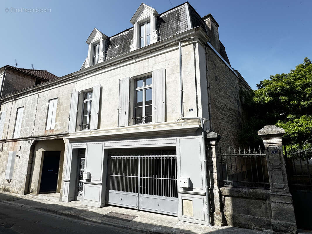 Maison à BARBEZIEUX-SAINT-HILAIRE