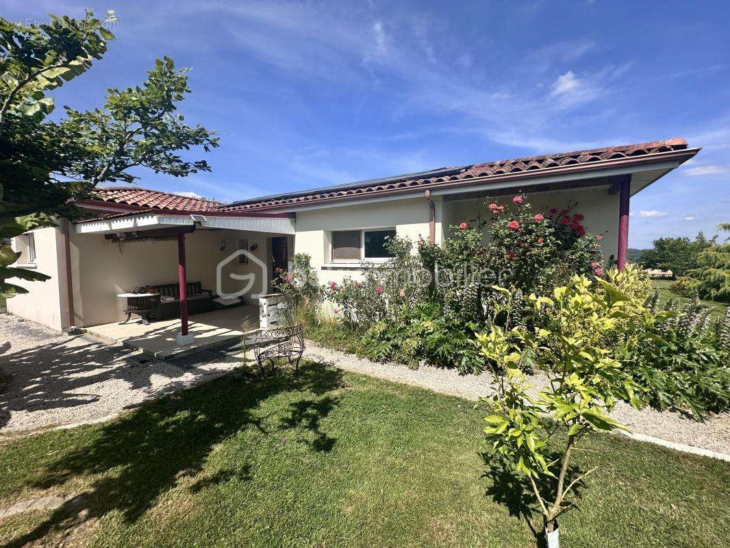 Maison à VILLECOMTAL-SUR-ARROS