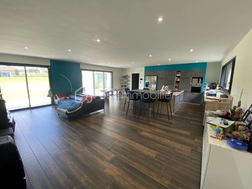 Maison 244 m² à Bellevue-La-Montagne  - photo 4