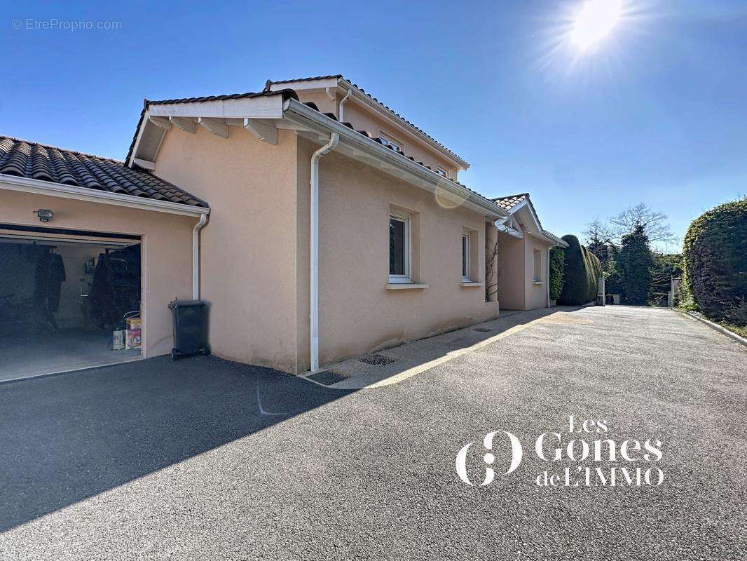 Maison à SAINT-GENIS-LES-OLLIERES