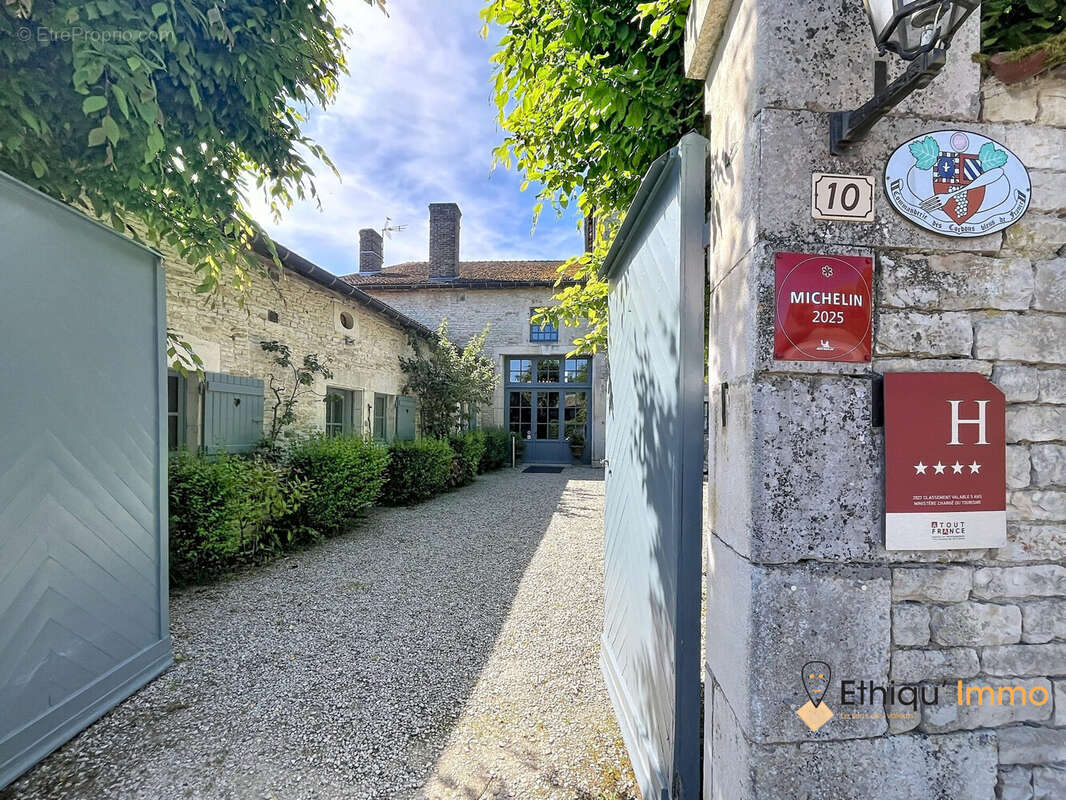 532 m² à Colombey-Les-Deux-Eglises  - photo 2