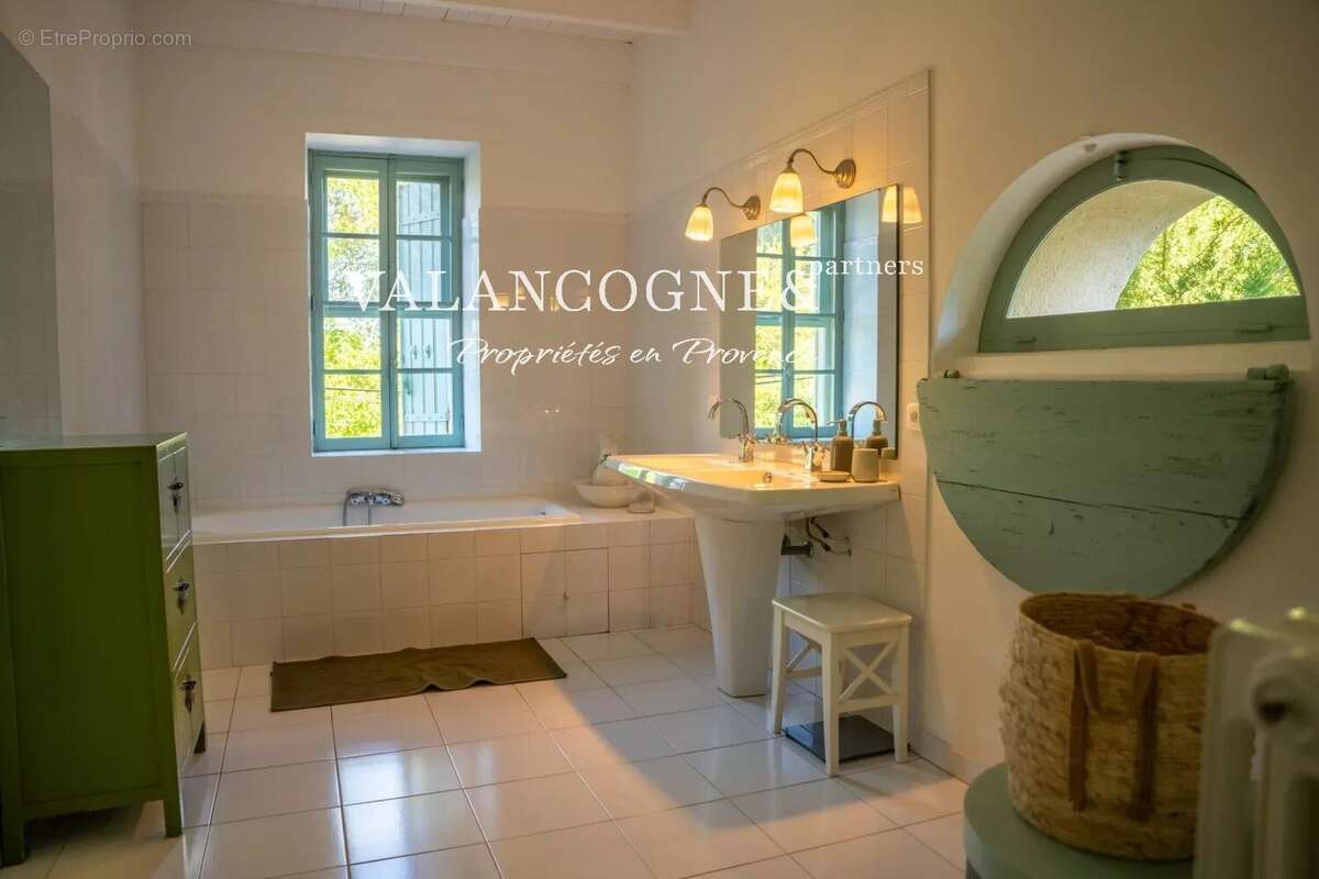 Mas Provençal de Charme avec Piscine et Tennis à Vendre - photo 20