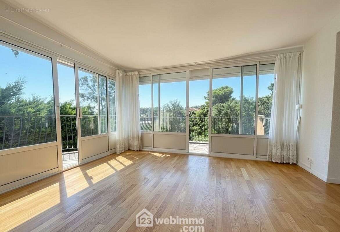 Séjour lumineux ouvert sur le jardin offrant de beaux volumes. - Maison à FREJUS