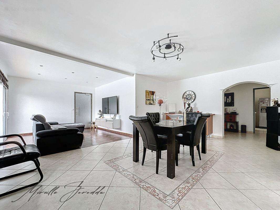 Maison à JONQUIERES-SAINT-VINCENT