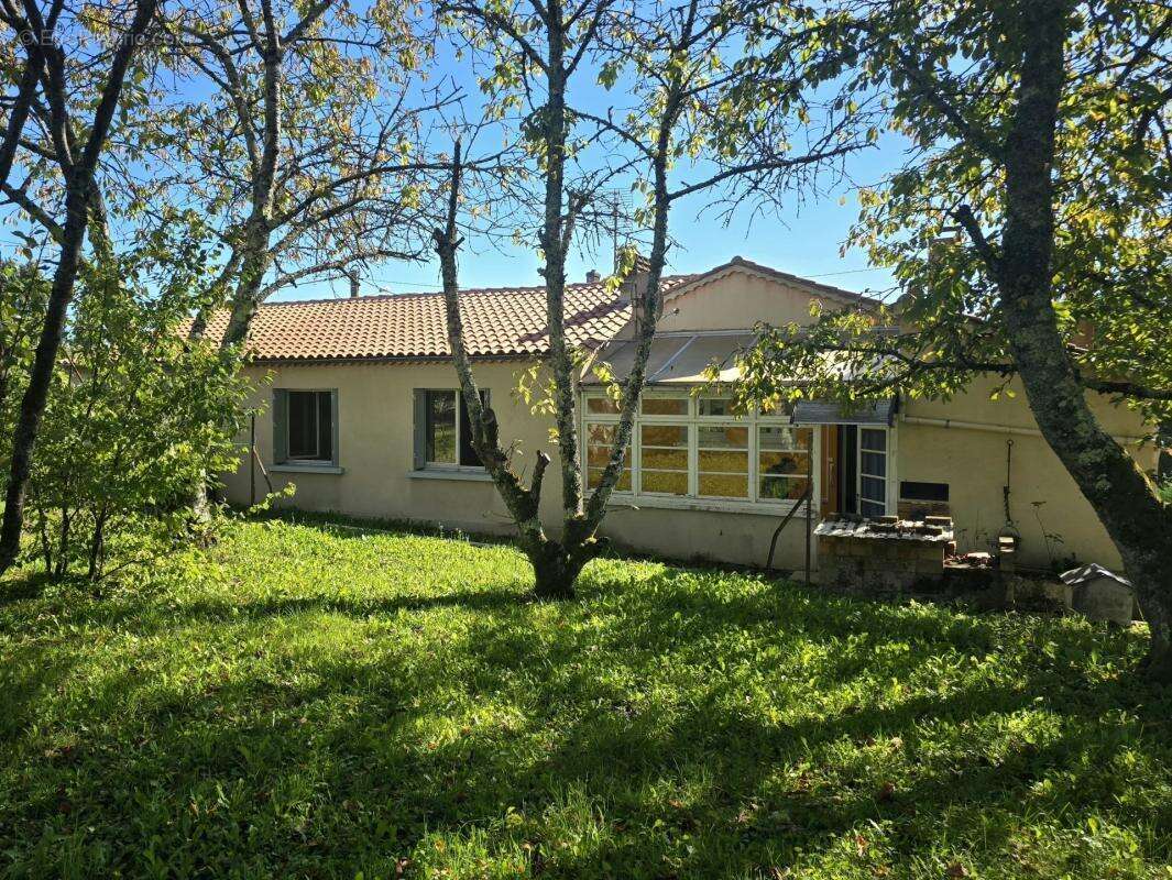 Maison à MONTMOREAU-SAINT-CYBARD