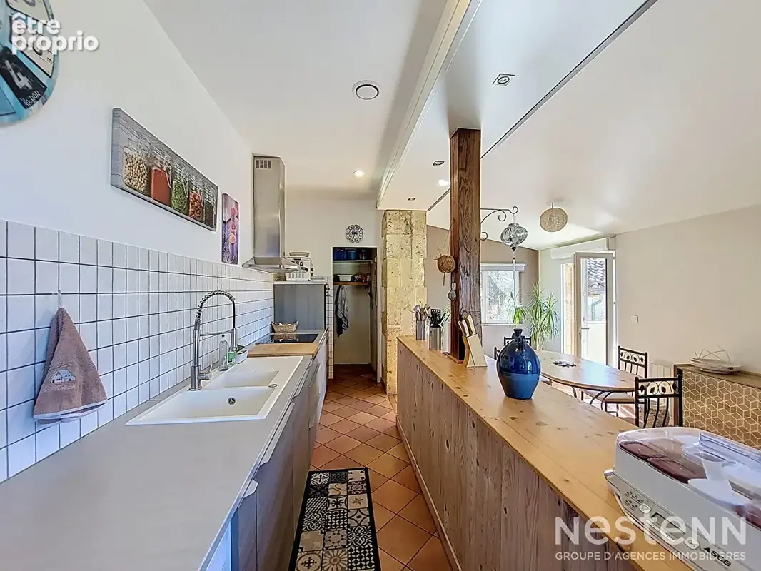 À vendre Maison de village en pierre de 216 m² avec deux appartements, cour, et garages - photo 4