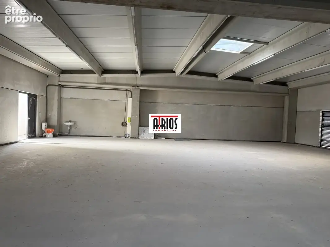 Commerce 560 m² à vendre à Cuers (83390) - photo 3