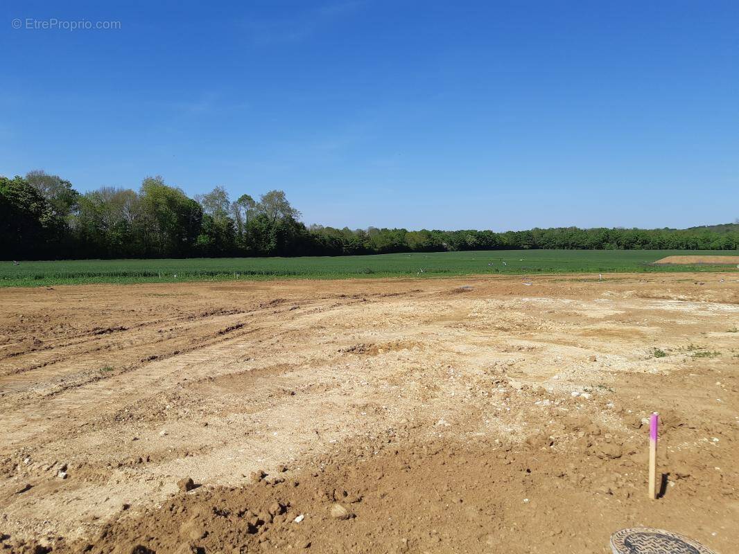 Terrain à AIRAN