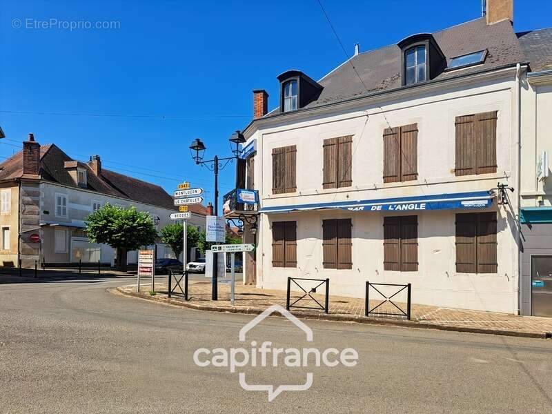 Ancien bar-restaurant avec logement – Fort potentiel au cœur de Châteaumeillant - photo 3