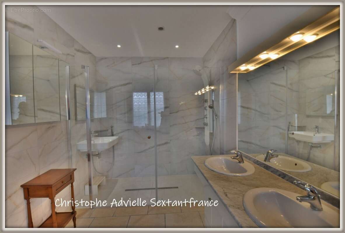 Bergerac; maison de plain pied 3 chambres 2 salles d'eau, double séjour, double garage séparé sur 909 M2 - photo 6