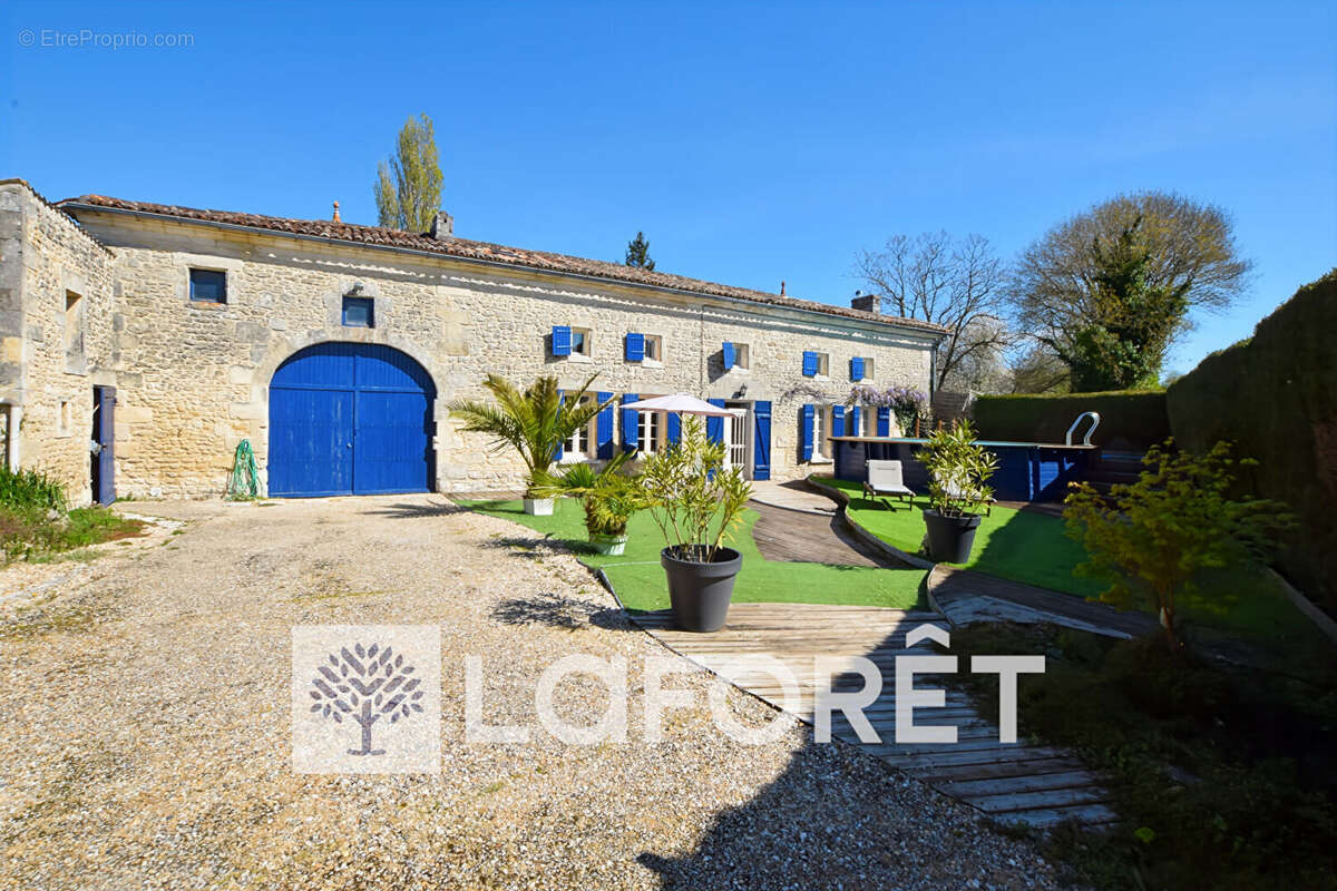 Maison à SAINT-GENIS-DE-SAINTONGE