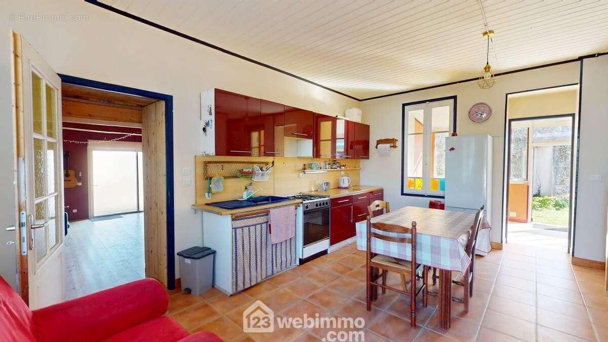 Cuisine traditionnelle au centre de la maison. - Maison à JARD-SUR-MER