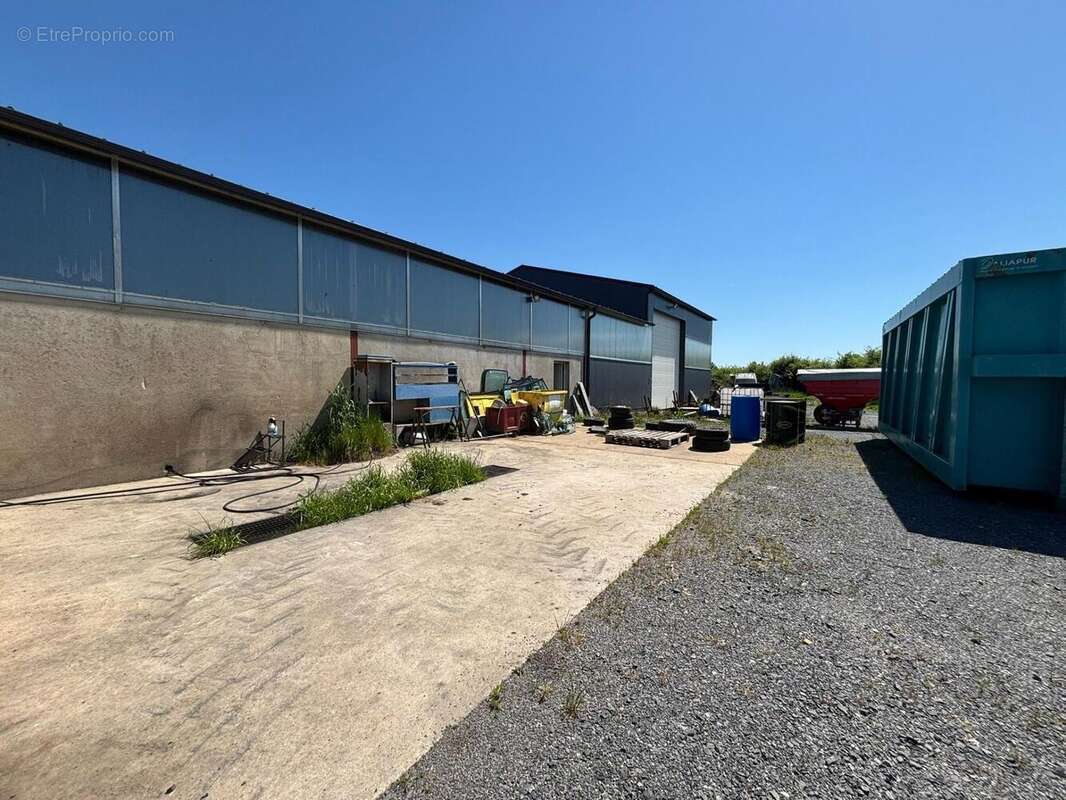 Photo 3 - Commerce à LE BOUCHAUD