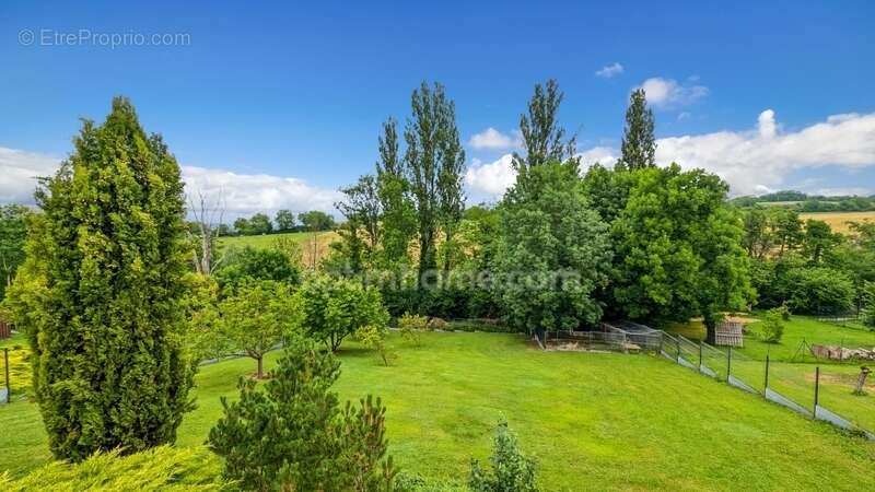 Maison à CREUZIER-LE-VIEUX