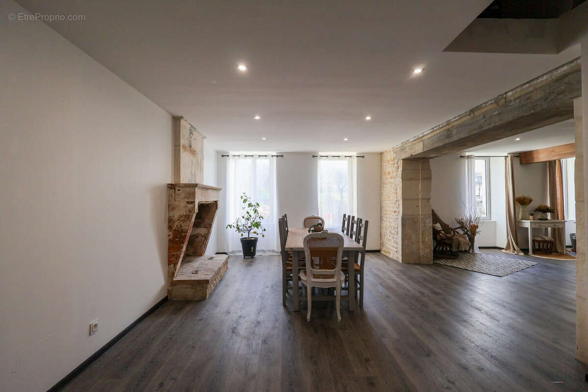 Maison 245 m² à Saint-Savinien  - photo 4