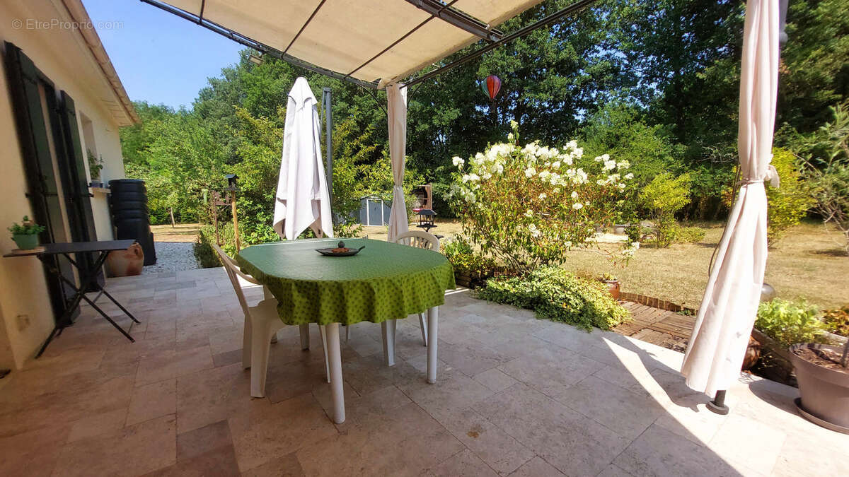 Maison 135m² au calme sans travaux, 4 chambres, garage et carport, terrain plat environ 2500m² à Meyrals - photo 9