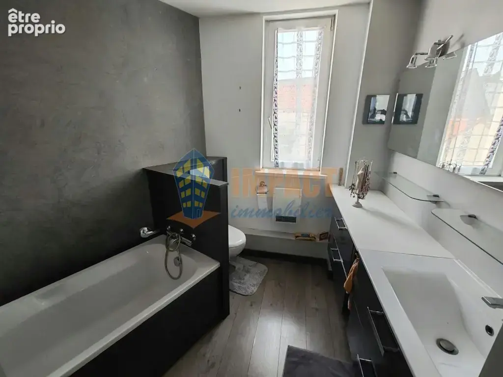 Maison en centre ville aux beaux volumes, en parfait état, 3 chambres, salle de bain et salle d'eau, terrasse - photo 6