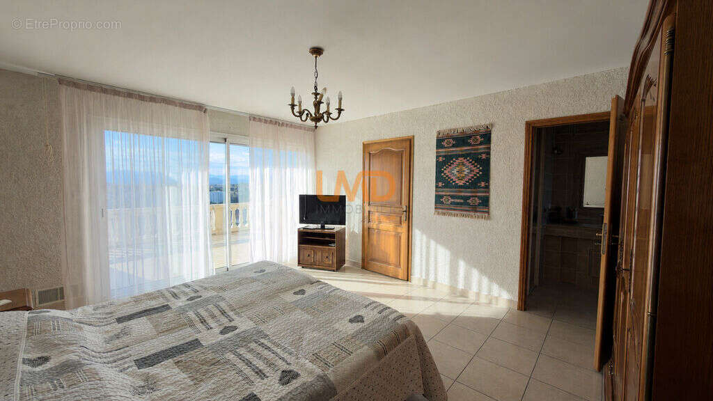 Domaine avec gîtes + villa de standing + 7 000 m² constructibles - photo 9