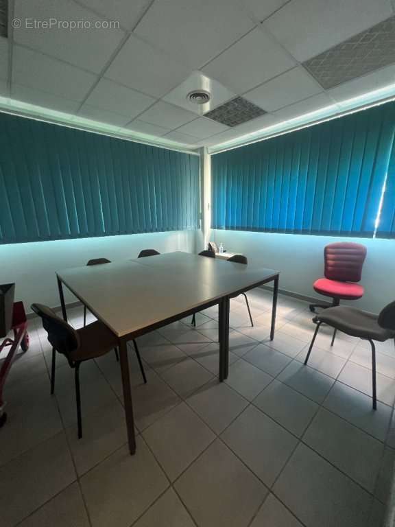 Commerce à ECUISSES