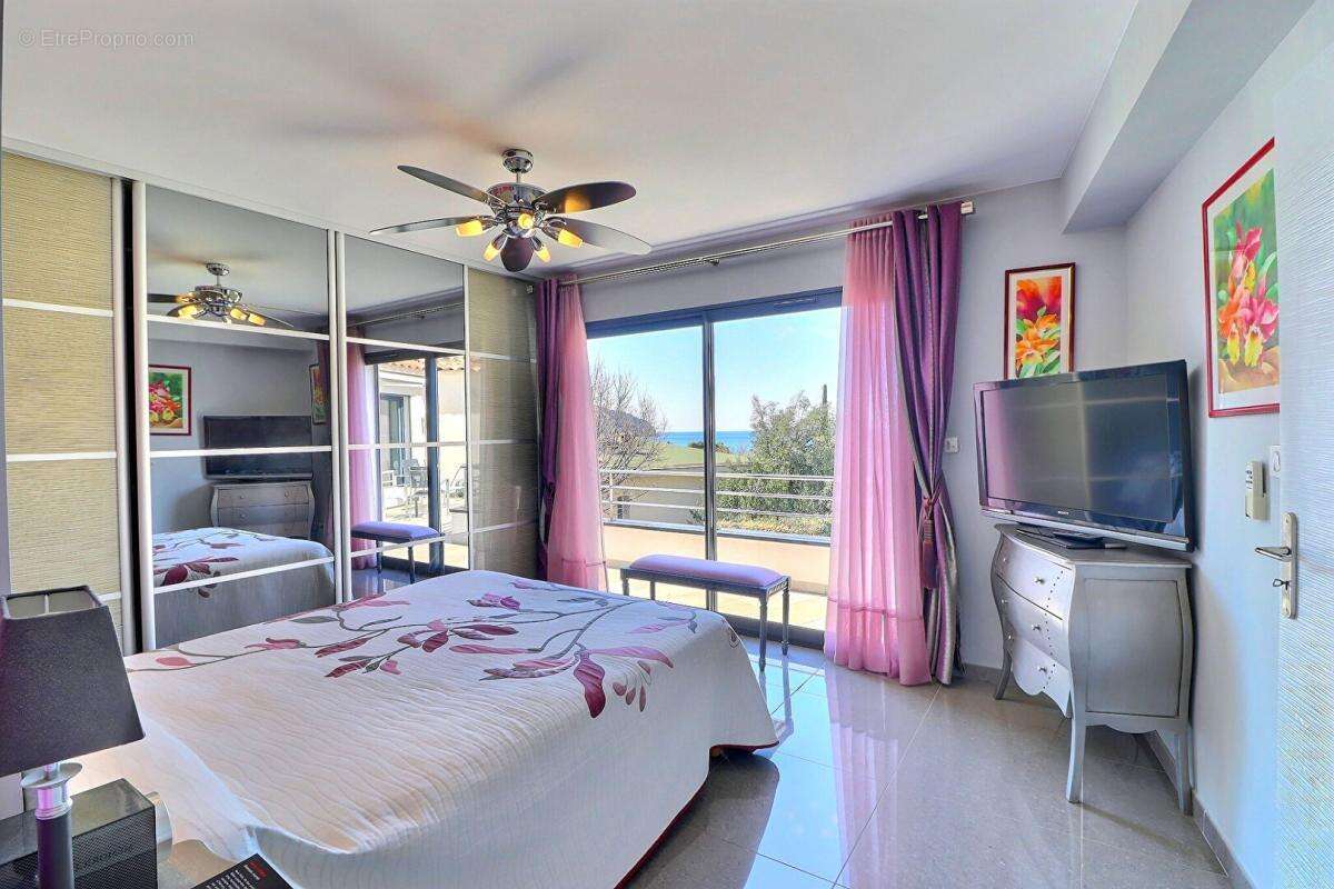 Maison à SAINT-CYR-SUR-MER