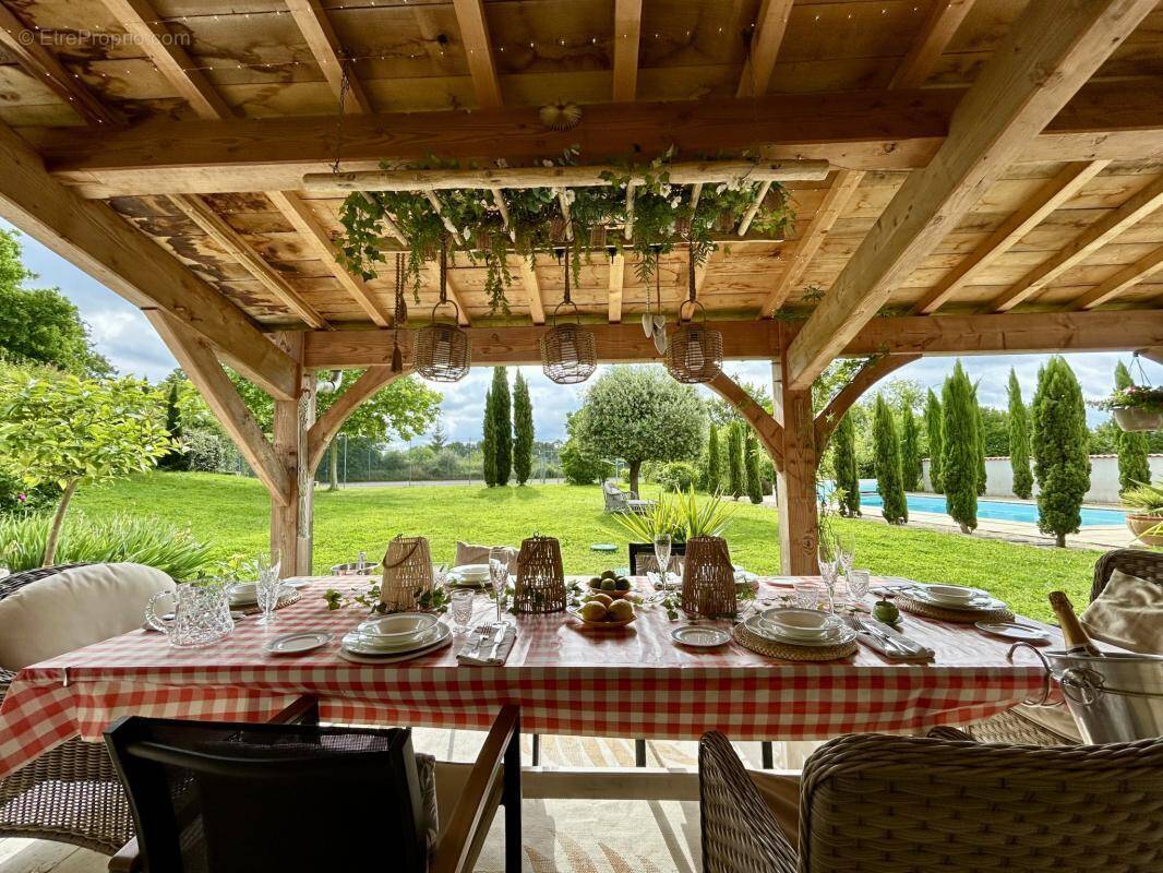 Élégant Corps de ferme de 4 Chambres avec Piscine et Court d - photo 1