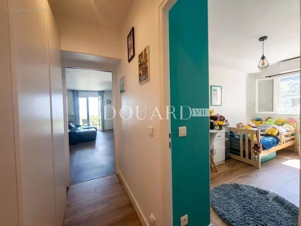 Rare sur la commune de Roquebrune Cap Martin, quatre pièces en bas de villa avec jardin, vue mer et parking - photo 6