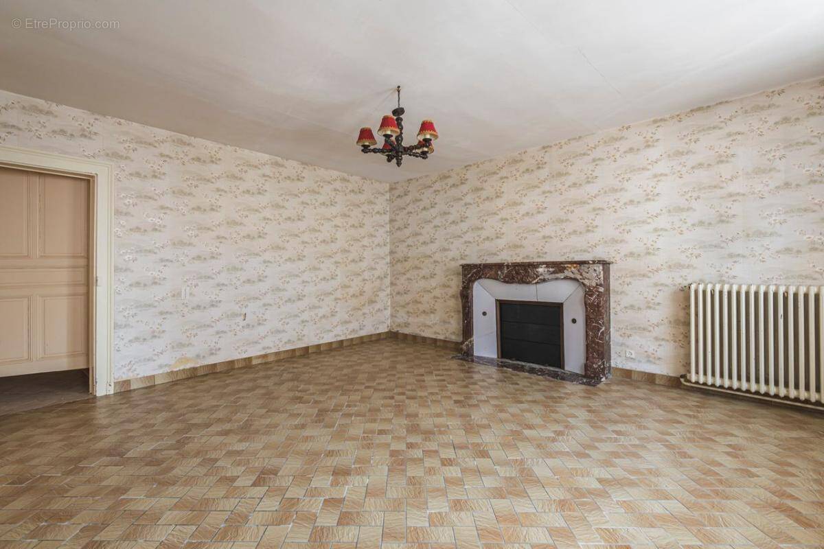 Maison à LE CHATELET-SUR-RETOURNE