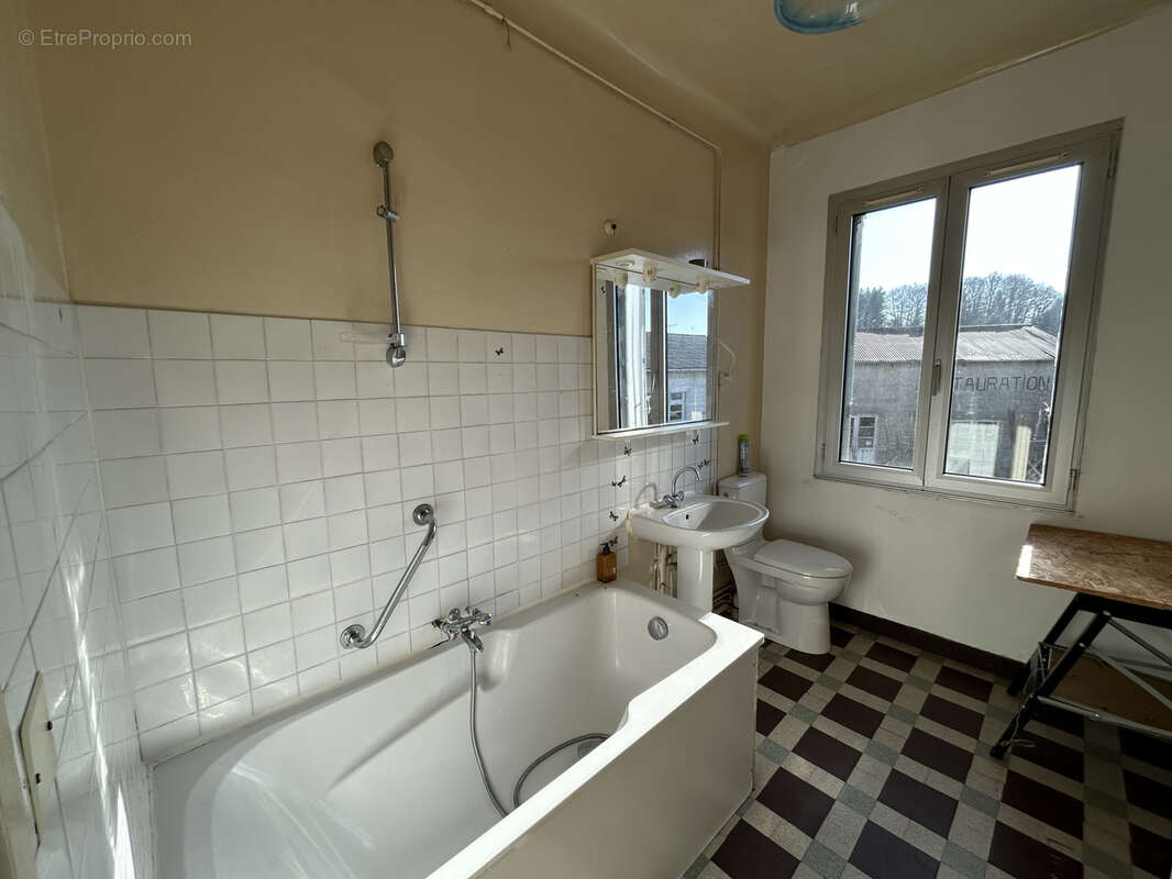 Appartement à MONTAIGNAC-SAINT-HIPPOLYTE