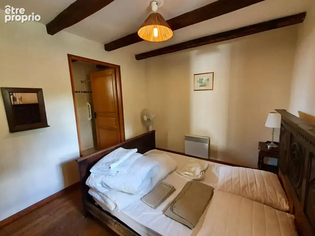 Sally HICKEY vous présente un ensemble de 4 maisons en excellent état et piscine chauffée au bourg. 12 chambres, 8 salles de bai - photo 11
