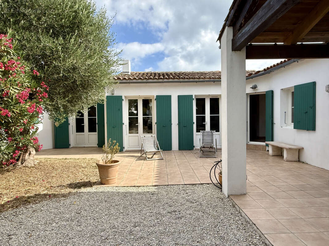 Maison plein cœur du village de Loix - photo 2