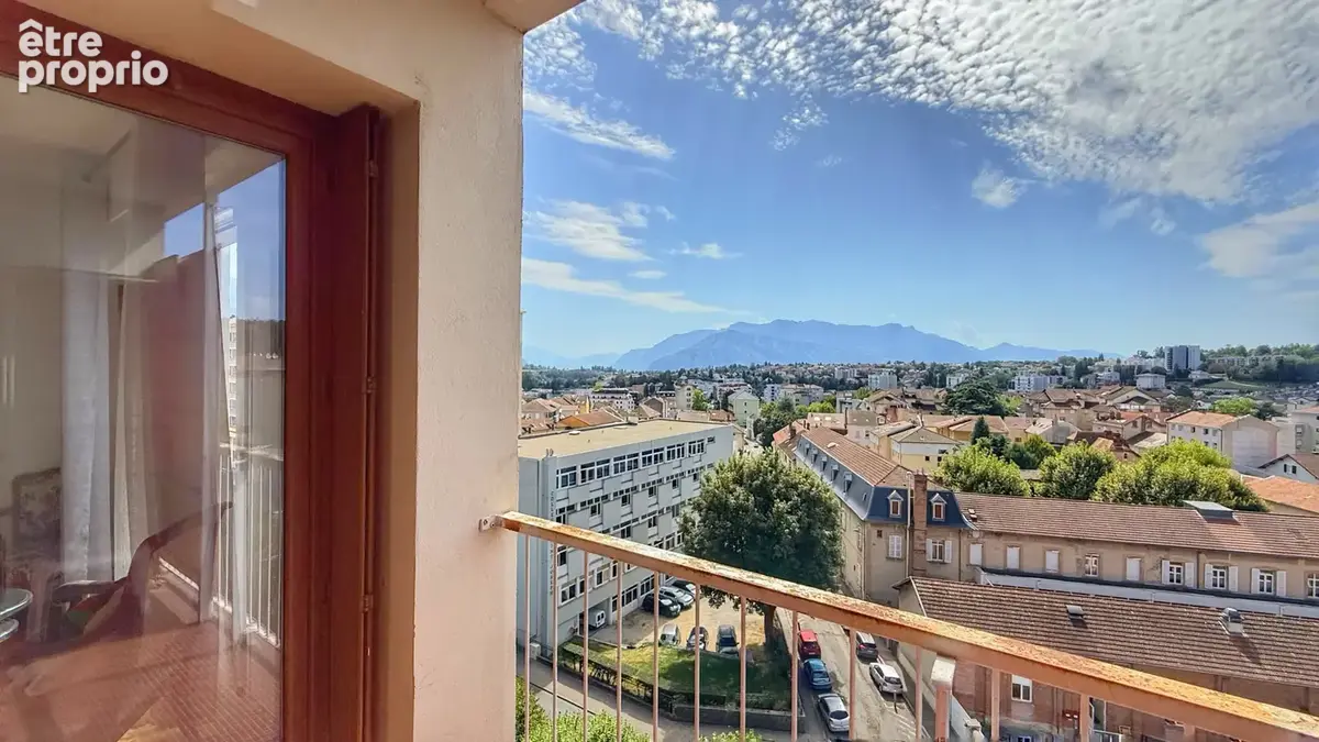 VOIRON - T6 de 144 m2 avec balcons, garage et caves - photo 5