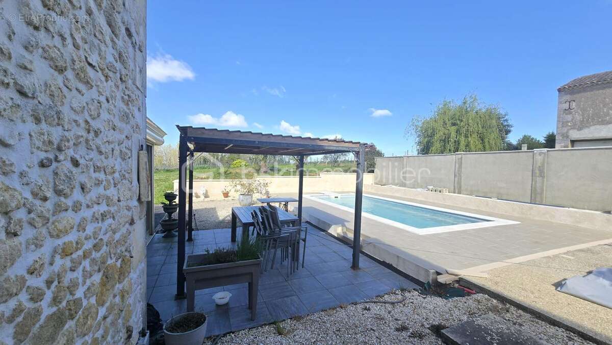 Maison à SAINT-BONNET-SUR-GIRONDE
