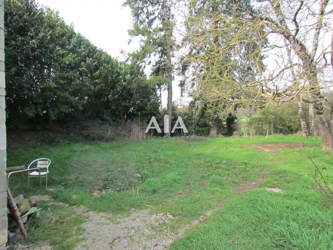 Maison à LES ADJOTS