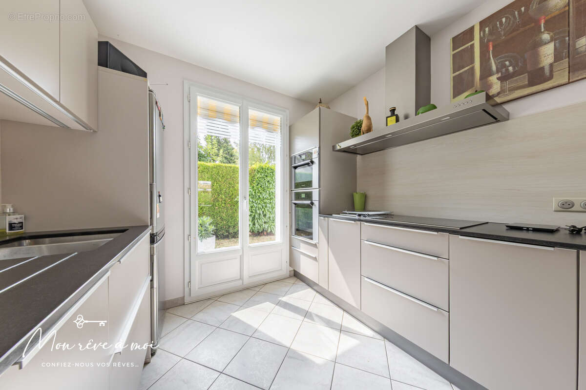 Maison lumineuse, au calme et en parfait état de 173m2, avec jardin, terrasses et parkings - photo 7