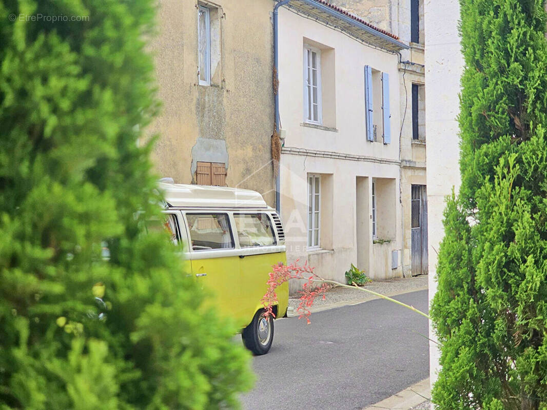 Maison à ROULLET-SAINT-ESTEPHE