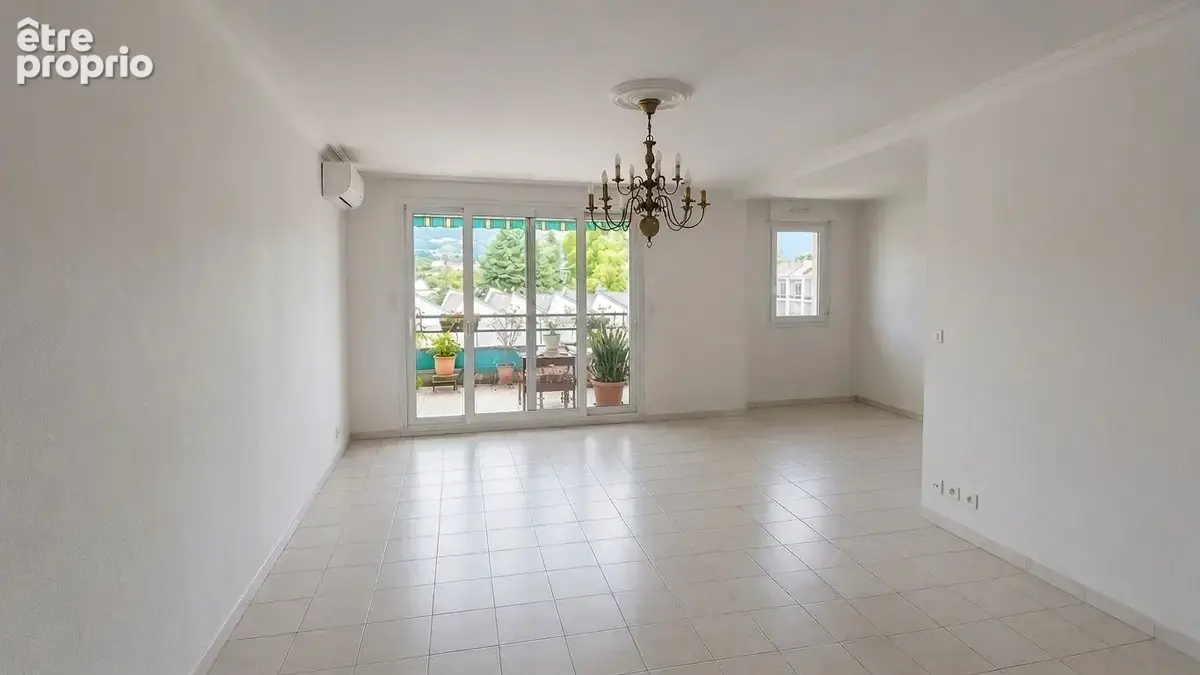 Rare : Voiron Centre – Appartement avec terrasse, parking et possibilité garage en sus - photo 2