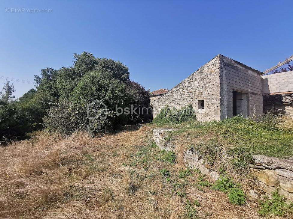 Maison en pierre avec granges, hangar, garage et terrains - Gros potentiel - photo 9