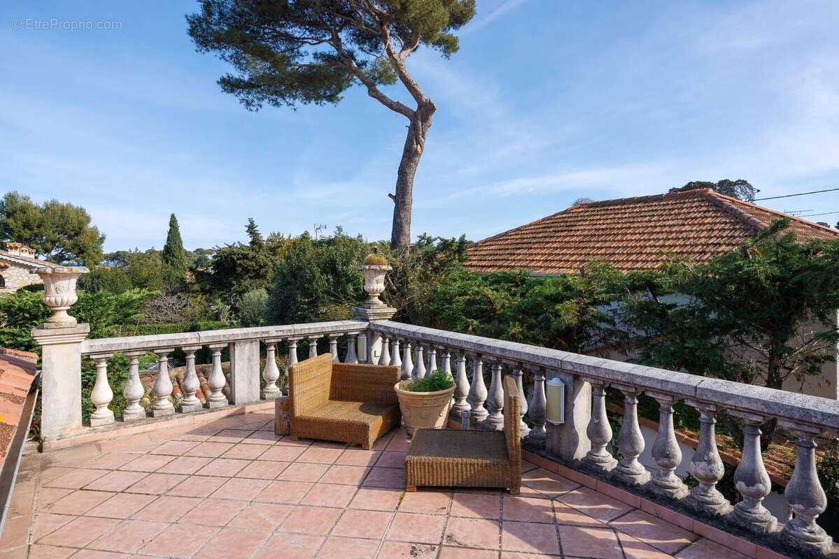 CAP D'ANTIBES - Emplacement exceptionnel - Charmante villa de 120 m² à deux pas de la plage. - photo 13