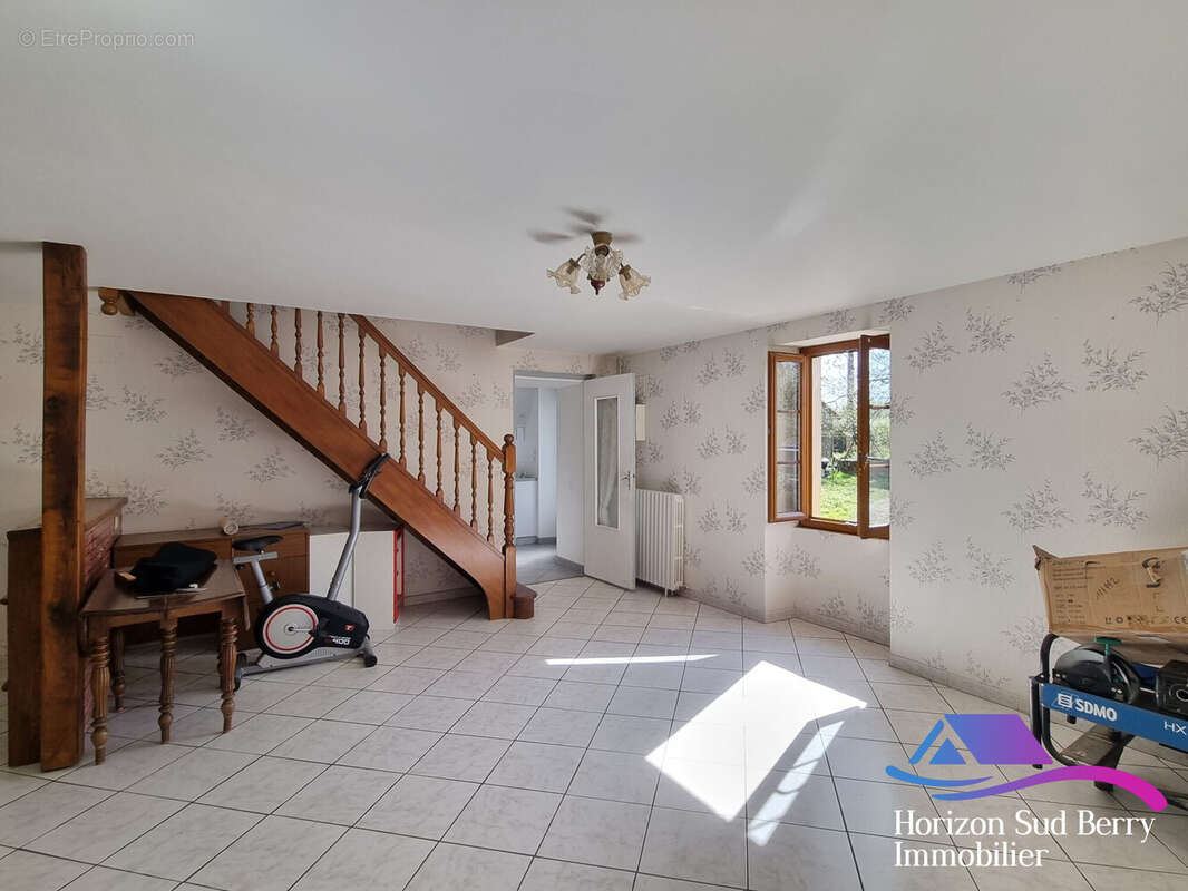 Séjour - Maison à LA BERTHENOUX