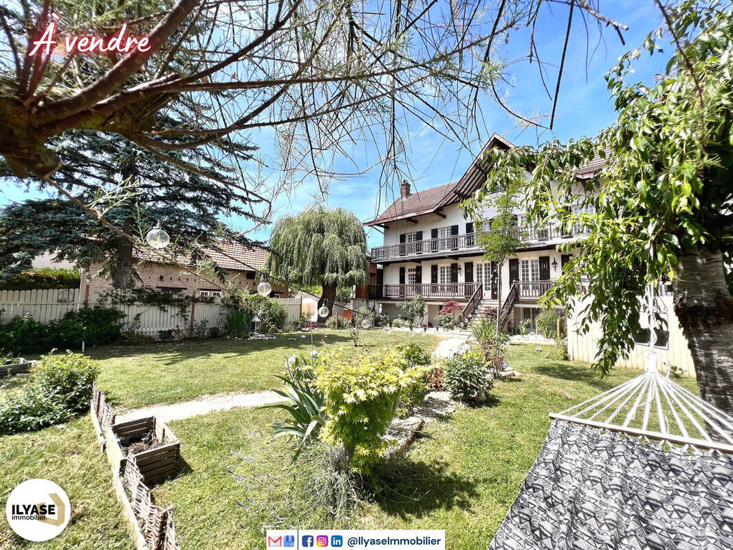 Superbe propriété de 356 m2  1100 m2  7 CH  1 dépendance  Garage/Atelier - photo 8