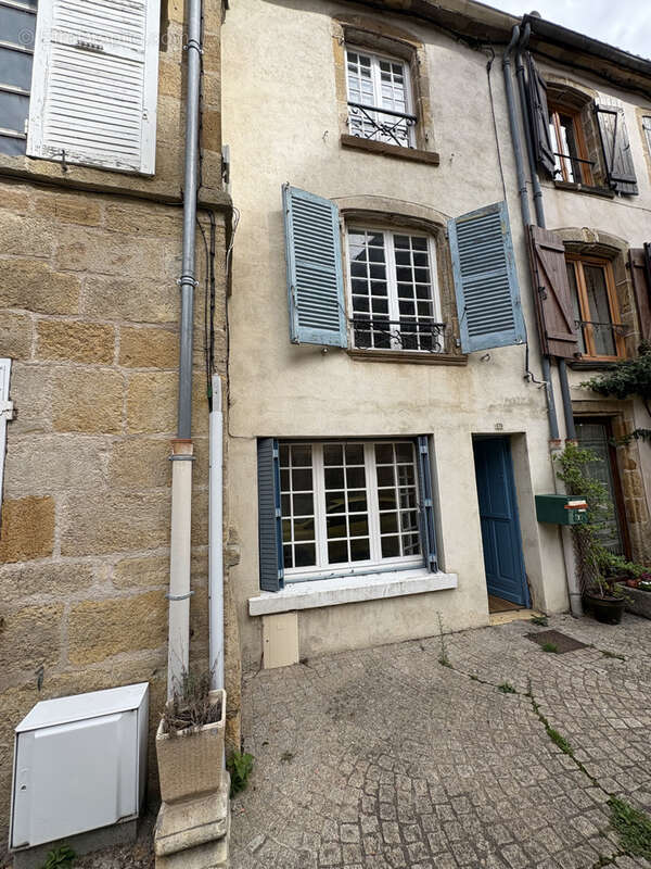 Maison à VIC-LE-COMTE